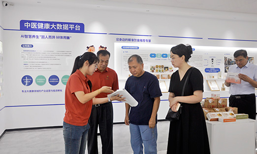 中国林科院经济林钻研所赴K8凯发集团调研，共启杜仲产业细胞繁育新篇章